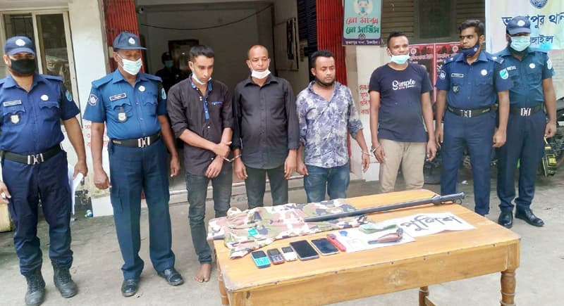 টাঙ্গাইলে পুলিশ পরিচয়ে ডাকাতি, আটক ৪