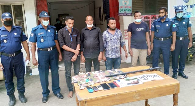 টাঙ্গাইলে পুলিশ পরিচয়ে ডাকাতি, আটক ৪
