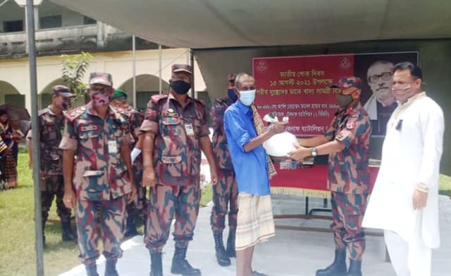 টেকনাফে শোক দিবসে দু:স্থ পরিবারে বিজিবি'র খাদ্য সামগ্রী বিতরণ
