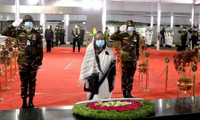 জাতীয় শোক দিবসে বঙ্গবন্ধুর প্রতিকৃতিতে প্রধানমন্ত্রীর শ্রদ্ধা