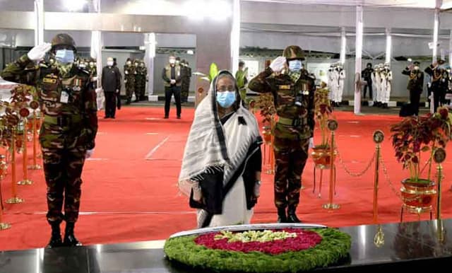 জাতীয় শোক দিবসে বঙ্গবন্ধুর প্রতিকৃতিতে প্রধানমন্ত্রীর শ্রদ্ধা