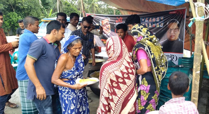 ডাসারে ১০ হাজার লোকের মাঝে রান্নাকরা খাবার বিতরণ