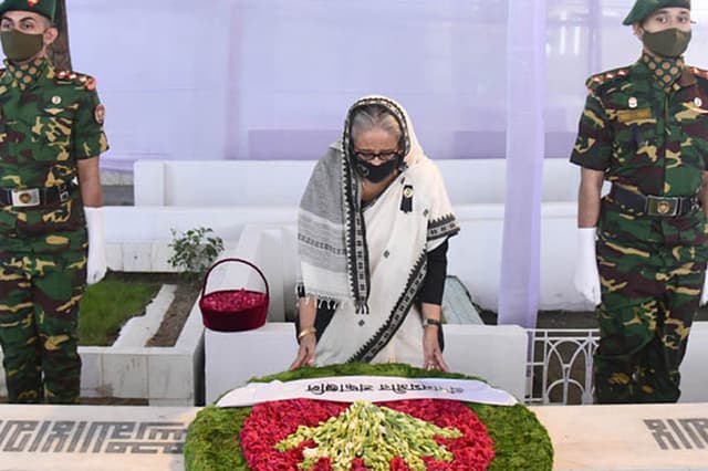 ১৫ আগস্টে নিহত স্বজনদের সমাধিতে প্রধানমন্ত্রীর শ্রদ্ধা