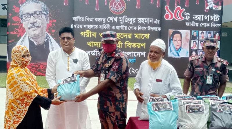 জাতীয় শোক দিবস উপলক্ষে পাঁচবিবিতে অসহায়দের খাদ্য বিতরণ