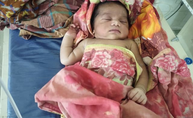 হাসপাতালে সিঁড়িতে কাঁন্না করছিল নবজাতক শিশু