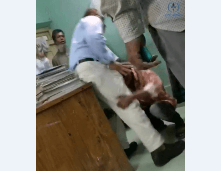 পায়ে ধরেও চিকিৎসকের মাইরের হাত থেকে রক্ষা হলো না রোগীর