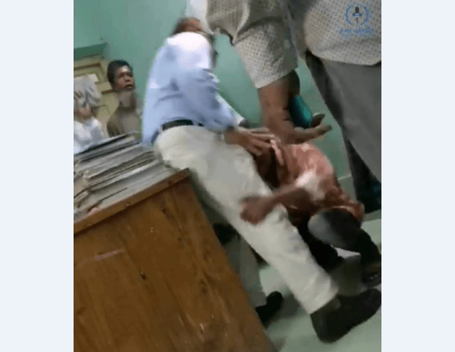 পায়ে ধরেও চিকিৎসকের মাইরের হাত থেকে রক্ষা হলো না রোগীর