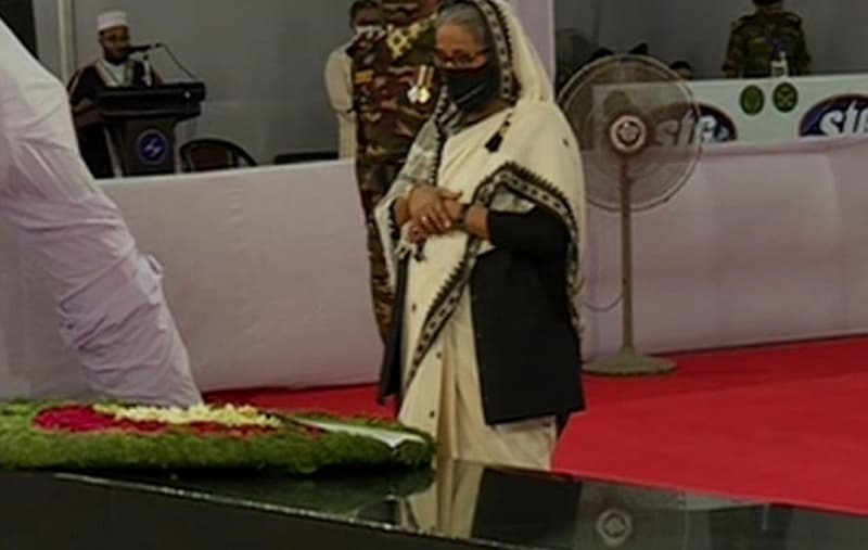 জাতির পিতার প্রতিকৃতিতে প্রধানমন্ত্রীর শ্রদ্ধা