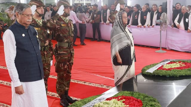 বঙ্গবন্ধুর প্রতিকৃতিতে রাষ্ট্রপতি ও প্রধানমন্ত্রীর শ্রদ্ধা