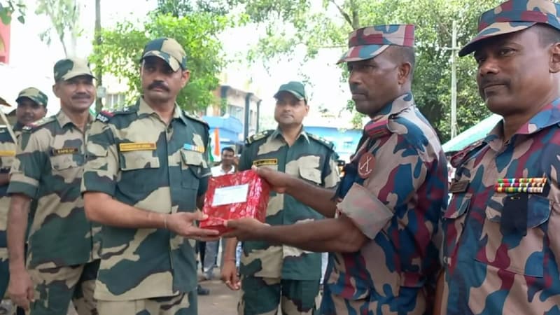 হিলি সীমান্তে বিজিবি-বিএসএফ এর মিষ্টি বিতরণ ও শুভেচ্ছা বিনিময়