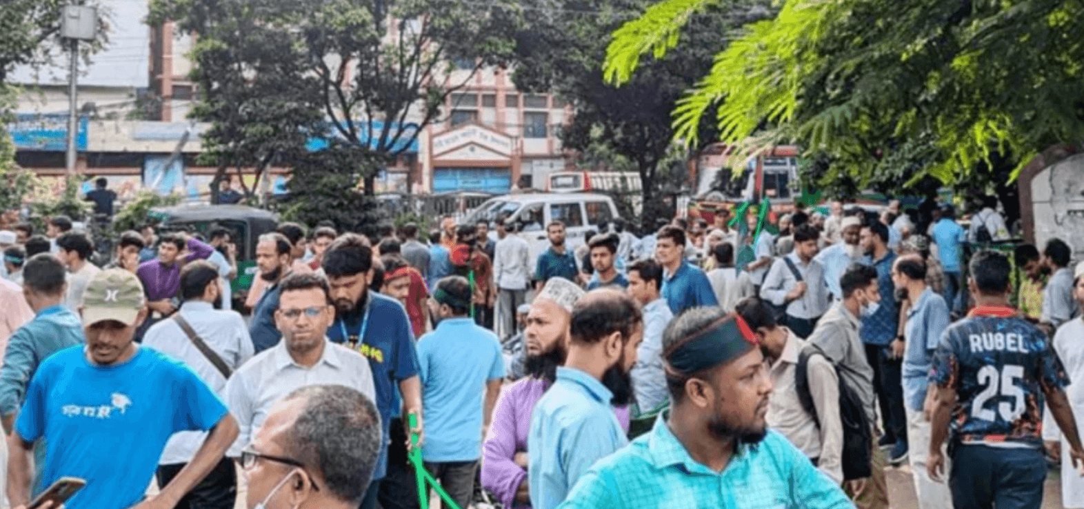 জাতীয় ধানমন্ডি ৩২ নম্বরে ছাত্র-জনতার অবস্থান নিয়েছে