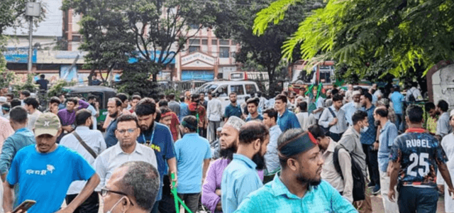 জাতীয় ধানমন্ডি ৩২ নম্বরে ছাত্র-জনতার অবস্থান নিয়েছে