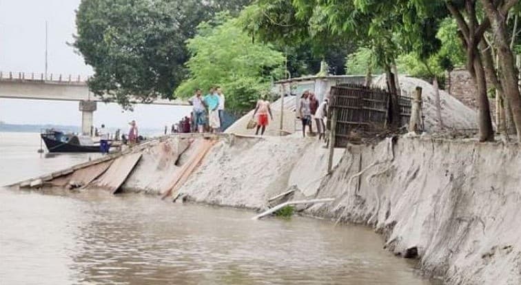 কুষ্টিয়া-হরিপুর সংযোগ সেতু রক্ষা বাঁধে ধস