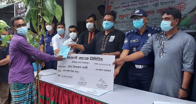 হিলিতে করোনায় ক্ষতিগ্রস্থ উদ্যোক্তাদের মাঝে ঋণ বিতরণ