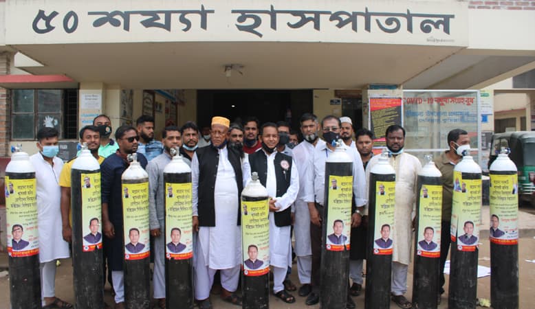 দেবীদ্বার হাসপাতালে অক্সিজেন সিলিন্ডার দিলেন জেলা আ.লীগ নেতা