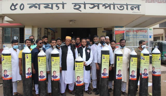 দেবীদ্বার হাসপাতালে অক্সিজেন সিলিন্ডার দিলেন জেলা আ.লীগ নেতা