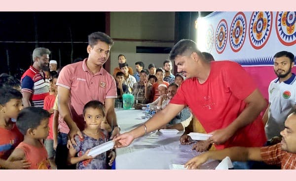 শেখ হাসিনা দেশ ছেড়ে পালানোর আনন্দে খিচুড়ি বিতরণ !