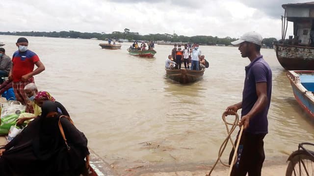 দুর্ভোগ পিছু ছাড়ছে না বরিশালের চরকাউয়া খেয়াঘাটে