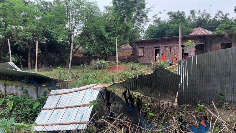 হাকিমপুরে বাড়ি ভাংচুরের অভিযোগে থানায় জিডি
