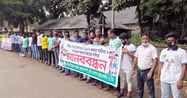 সিরিজ বোমা হামলার বিচার দাবিতে দেবীদ্বারে মানববন্ধন