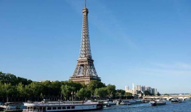 আইফেল টাওয়ারের চূড়ায় মাতাল দম্পতি! অত:পর ...