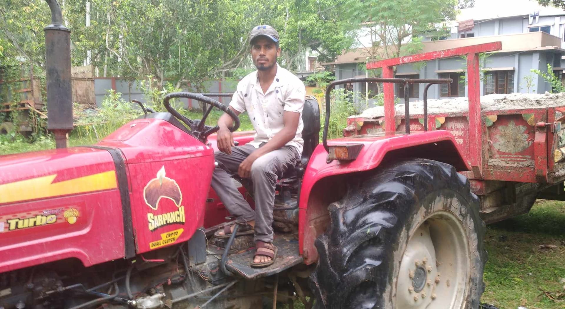 হাকিমপুরে নদী খননের বালু চুরির অভিযোগে ট্রাক্টর চালক আটক