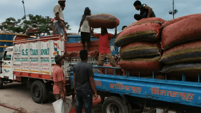 হিলি স্থলবন্দর দিয়ে দেশে এলো ৬৫ হাজার ৮৫৫ কেজি কাঁচা মরিচ