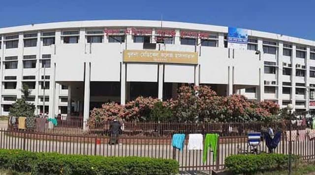 ৭২ ঘন্টা পর খুলনা মেডিকেলে ইন্টার্নী চিকিৎসকদের কর্মবিরতি প্রত্যাহার