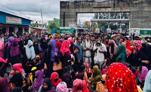 বরিশালে সড়ক অবরোধ করে অপসোনিন ফার্মার শ্রমিকদের বিক্ষোভ