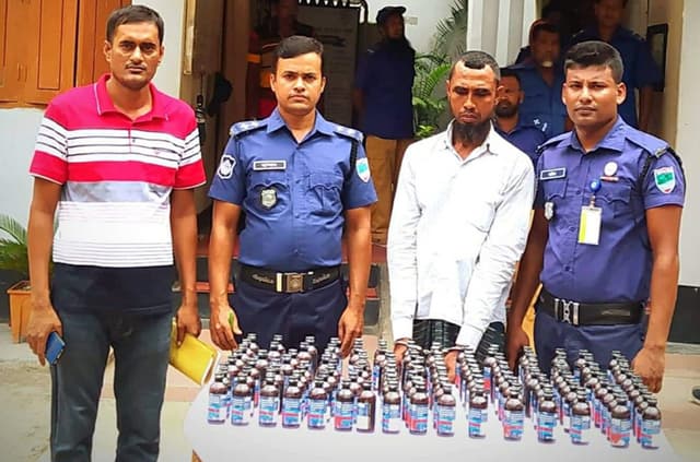 কালিগঞ্জে ১৩০ বোতল ফেন্সিডিল সহ মাদক ব্যবসায়ী গ্রেফতার