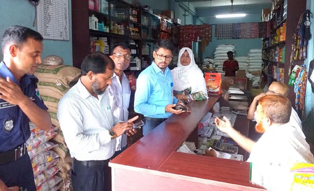 ঝিনাইদহে অতিরিক্ত দামে পন্য বিক্রির দায়ে  ৬ প্রতিষ্ঠানকে জরিমানা