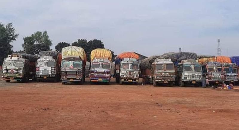 হিলি পানামা পোর্টে খালাসের অপেক্ষায় শতাধিক ট্রাক