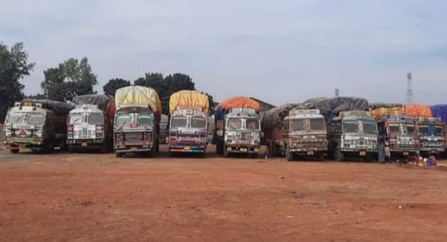 হিলি পানামা পোর্টে খালাসের অপেক্ষায় শতাধিক ট্রাক