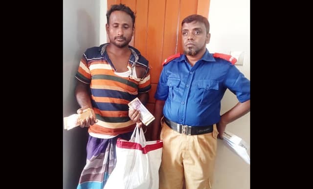 আশাশুনিতে ভারতীয় রুপিসহ প্রতারক গ্রেফতার