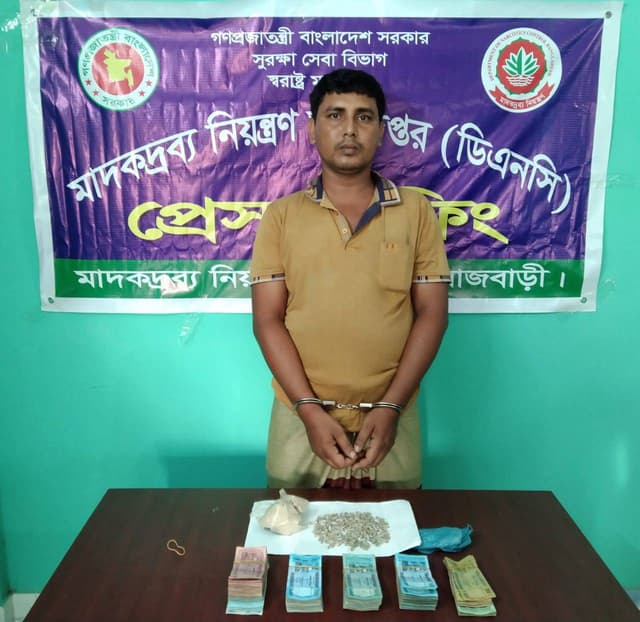 দৌলতদিয়ার মাদক সম্রাট হেরোইন সহ সুমন গ্রেপ্তার