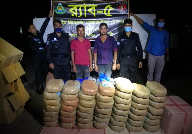 নওগাঁয় ১০০ কেজি গাঁজাসহ দুই মাদক ব্যবসায়ী গ্রেপ্তার