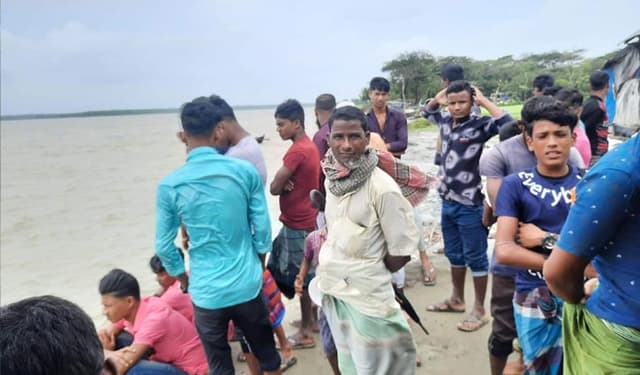 বঙ্গোপসাগরে ট্রলার ডুবে ৩ জেলের মৃত্যু