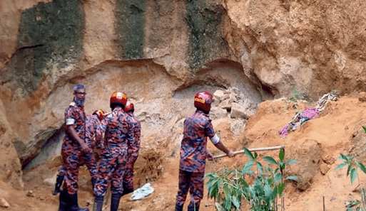 মৌলভীবাজারে টিলা ধসে ৪ নারী শ্রমিকের মৃত্যু