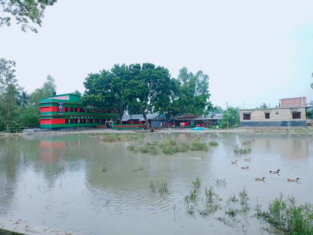 স্কুল মাঠে জলাবদ্ধতা; যাতায়াতে ভোগান্তি শিক্ষার্থীদের!