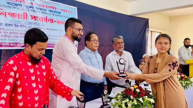 হিলিতে ১৩ টি শিক্ষা প্রতিষ্ঠানের কৃতি শিক্ষার্থীদের সংবর্ধনা প্রদান