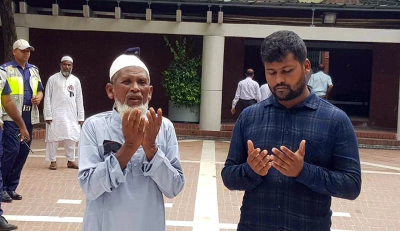 ৩১৩ কিলোমিটার পায়ে হেঁটে বঙ্গবন্ধুর সমাধিতে মোস্তফা