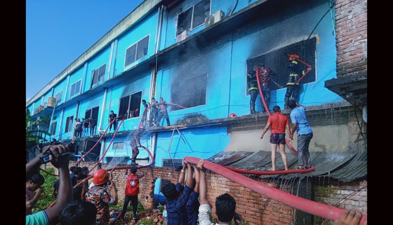 বরিশালে ফরচুন সু কারখানায় আগুন