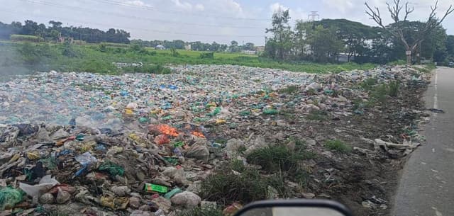 দেবীদ্বার পৌর এলাকায় ময়লার ভাগাড় ছড়াচ্ছে দুর্গন্ধ; বাড়ছে ডেঙ্গু আতঙ্ক
