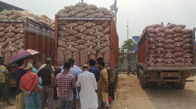 হিলিতে ভারতীয় পেঁয়াজ কেজিতে বেড়েছে ১০ টাকা