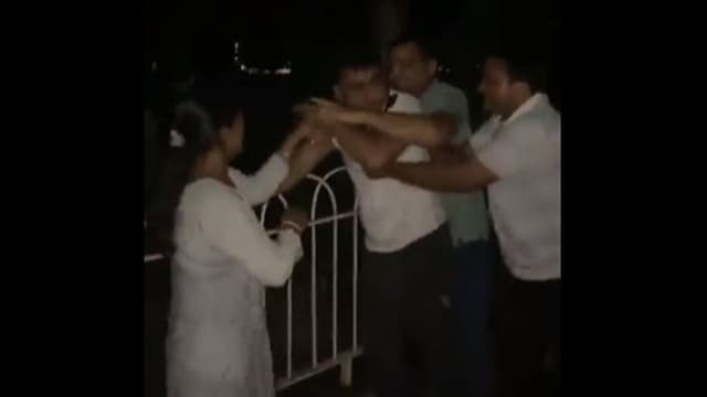 বান্ধবী নিয়ে ঘুরতে গিয়ে স্ত্রী-শাশুড়ির জুতোপেটা খেলেন নেতা!