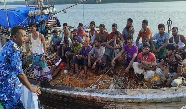 কোস্টগার্ডের পৃথক অভিযানে ৪৪ জেলে জীবিত উদ্ধার