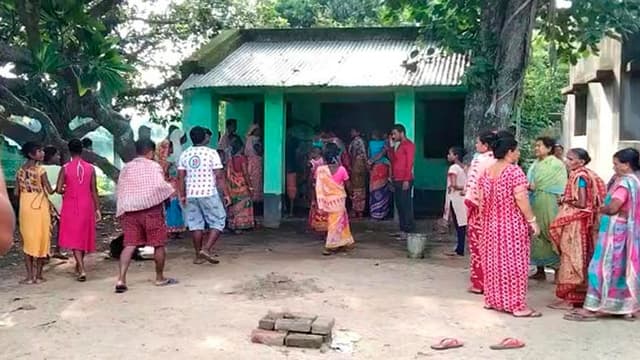 পরকীয়া প্রেমিকের সাথে স্ত্রীকে বিয়ে দিলেন স্বামী !