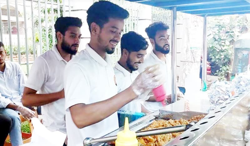 ‘স্ট্রিট ফুড’ ব্যবসায় ৪ শিক্ষার্থীর সফলতা
