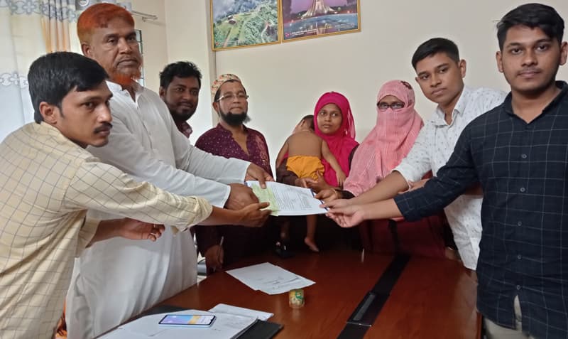 কুয়াকাটা পৌরসভায় মৃত্যু দাবী চেক হস্তান্তর