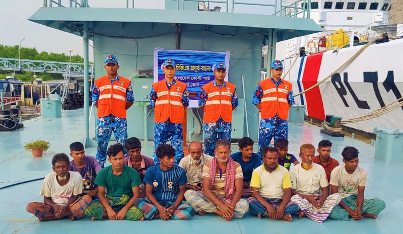 গভীর সমুদ্রে ভাসতে থাকা ১৩ জেলেকে জীবিত উদ্ধার